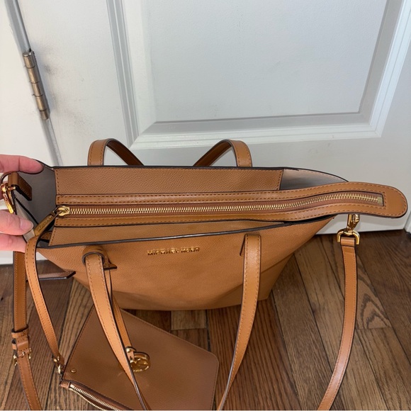 Michael Kors Women’s Hayley Acorn/Oyster Bag - Picture 8 of 15